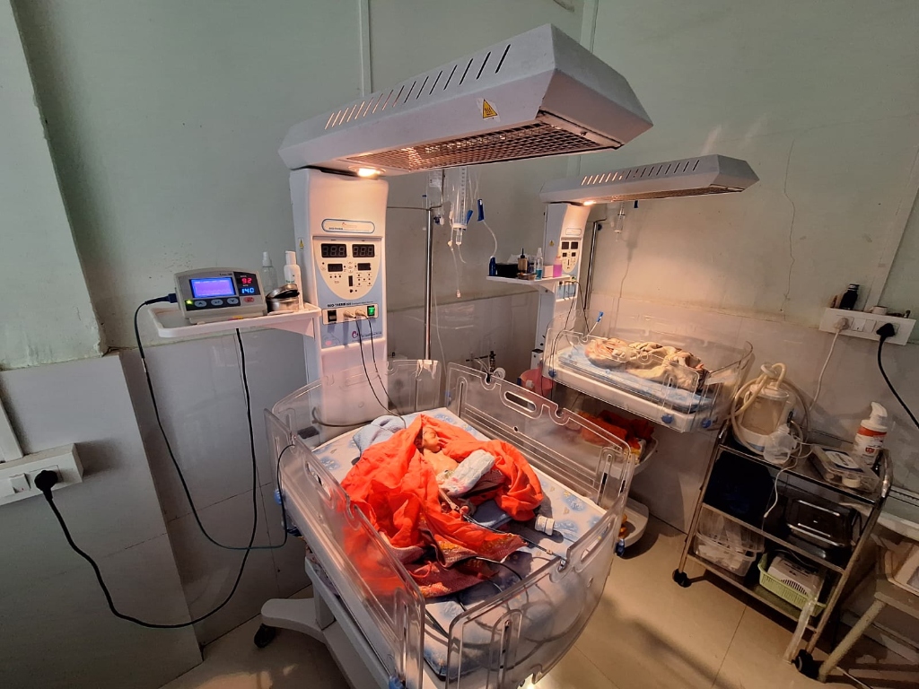 NICU with radient warmer and phototherapy unit